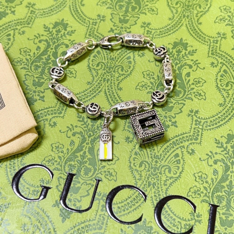 G*u*i bracelets